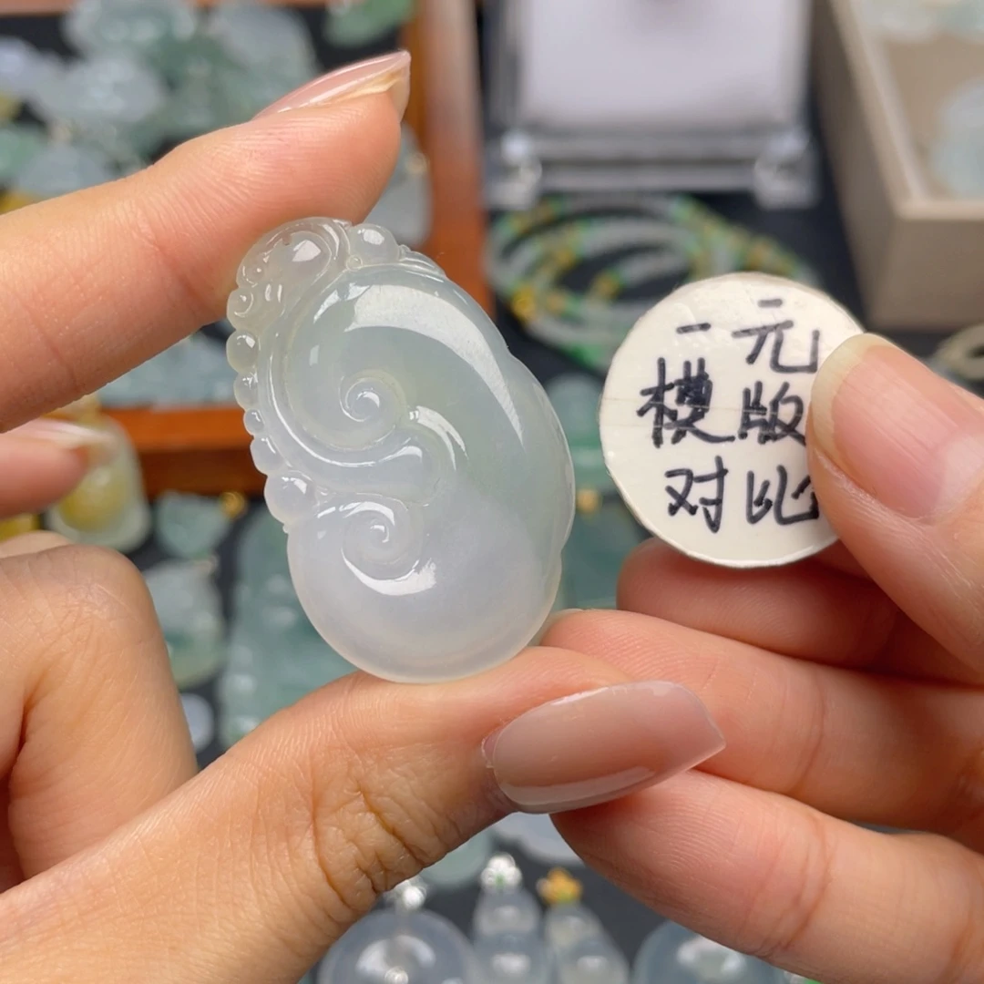 翡翠未镶嵌颈饰如意
