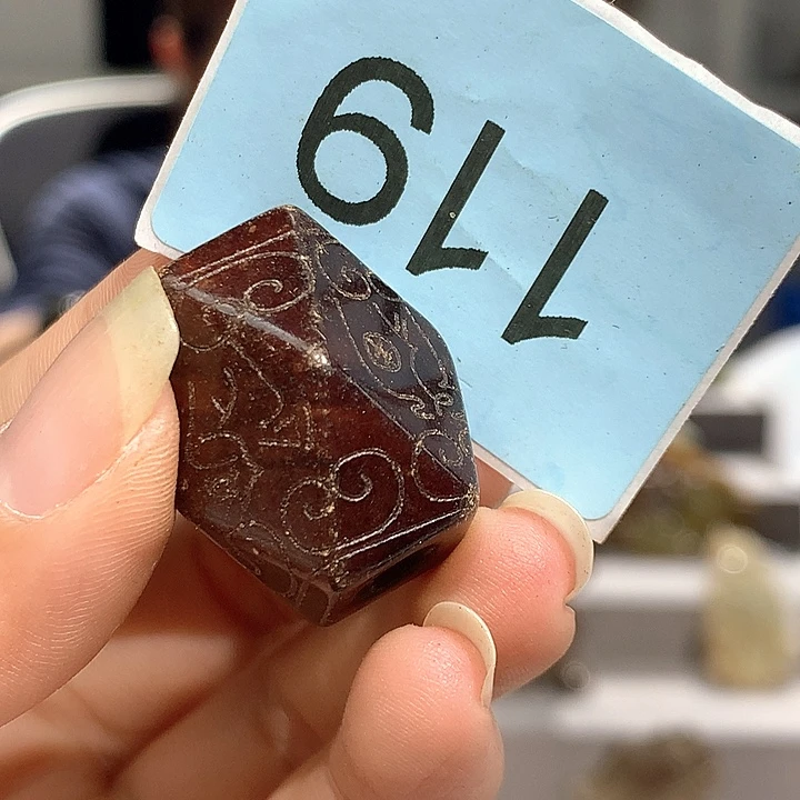 和田玉未镶嵌把件