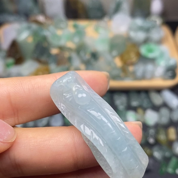 翡翠未镶嵌颈饰蛇
