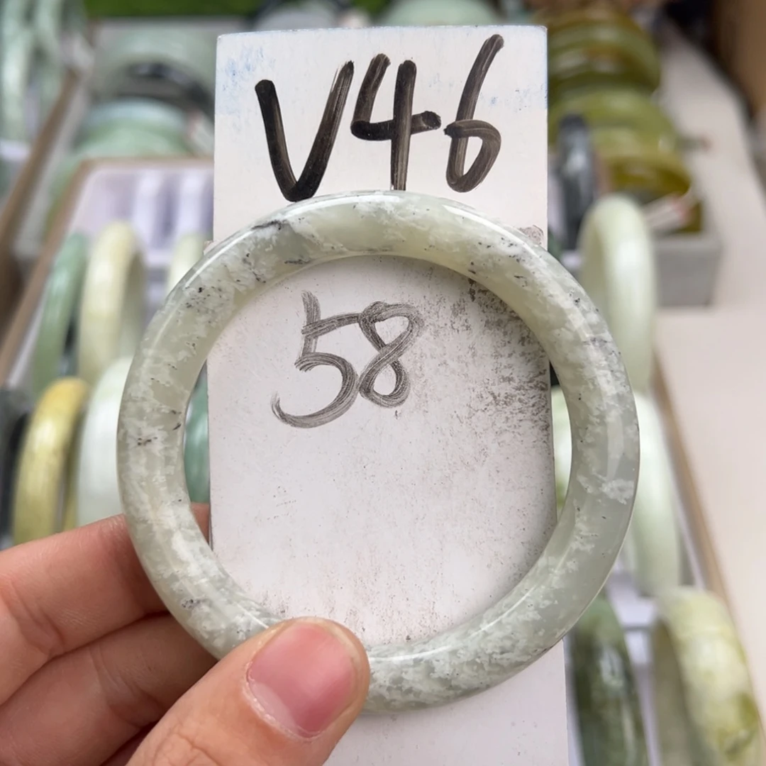 岫玉手镯未镶嵌天然岫玉微瑕，可以正常佩戴