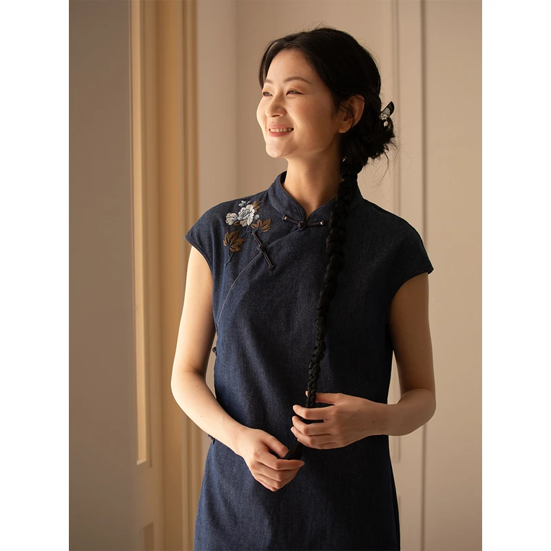 布小匠原创非遗新中式复古牛仔手绣改良旗袍年轻款高级感连衣裙女