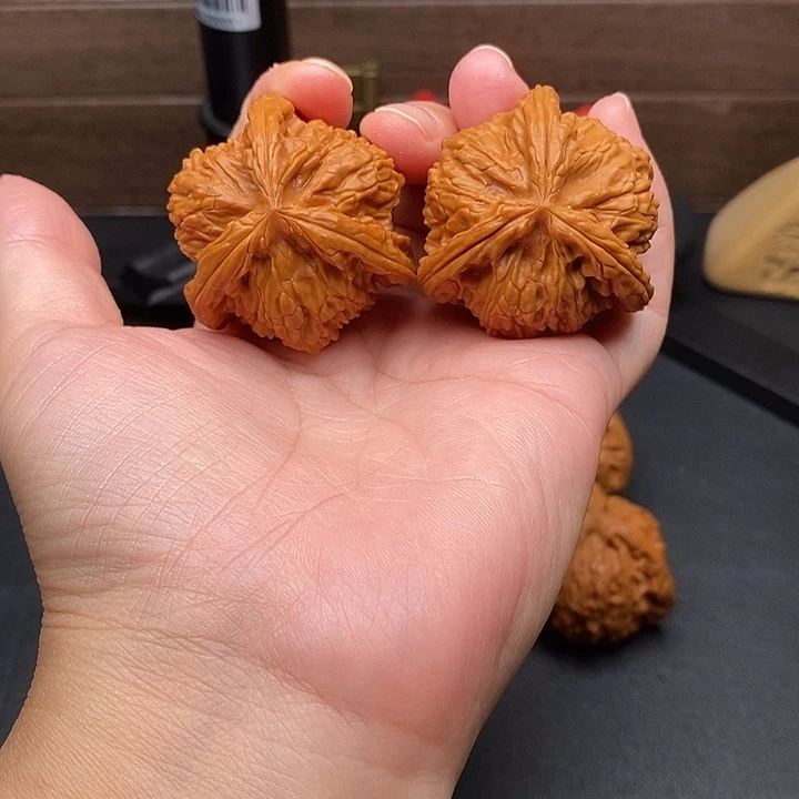 Q***Q文玩核桃把件白奔