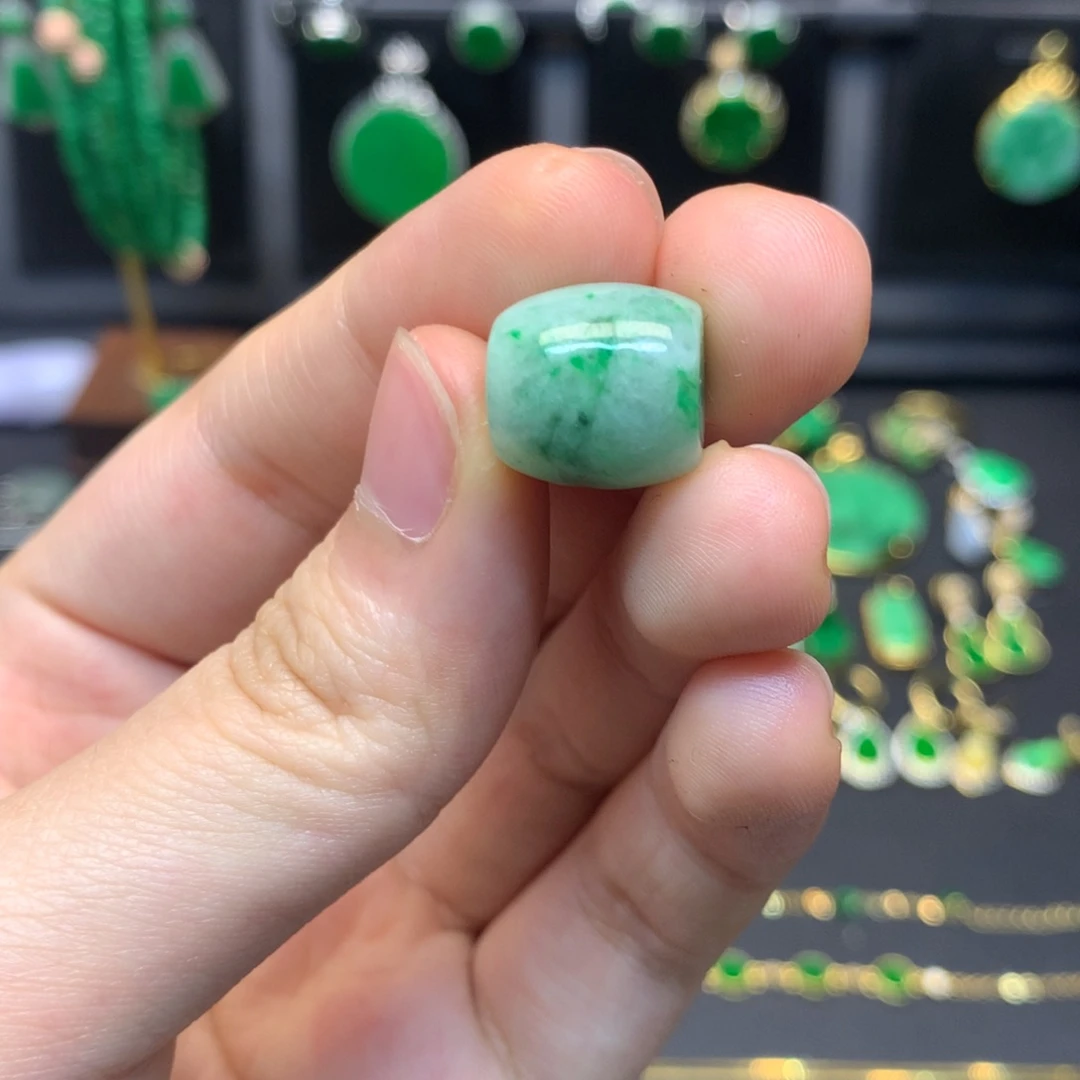 翡翠未镶嵌颈饰有纹裂