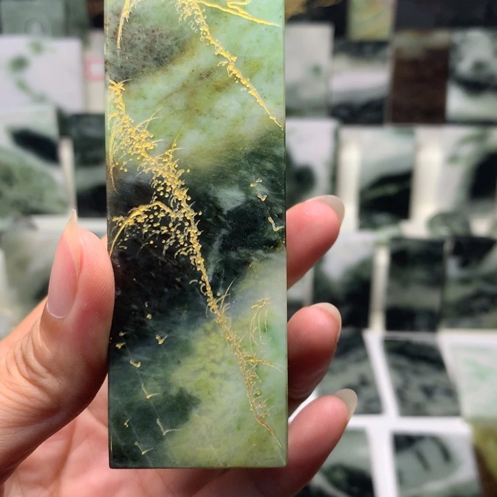 小***童独山玉未镶嵌颈饰