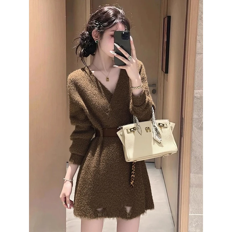 美拉德复古棕色V领针织连衣裙女2025新款秋季小个子气质收腰短裙