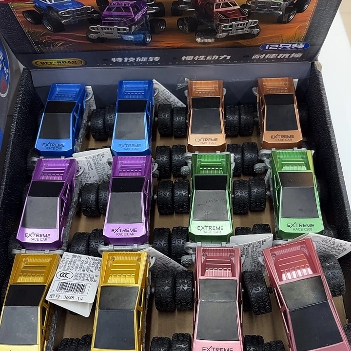 十二个撞金属色越野车