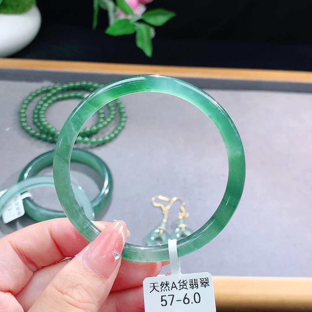 未镶嵌手镯（圆镯）翡翠