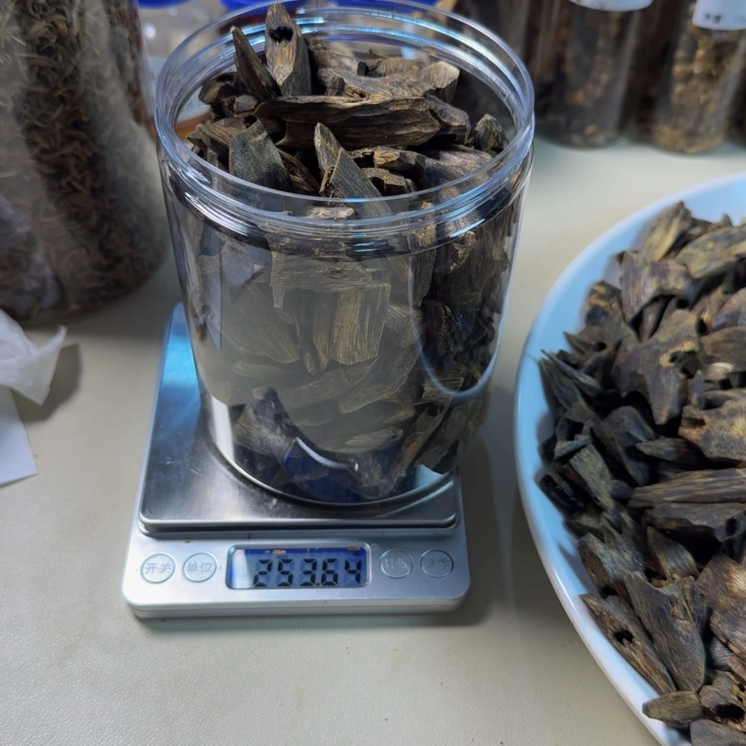 迪***九沉香沉香碎屑蓝宝石块料253g