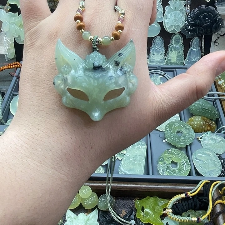 蛇纹石玉未镶嵌颈饰