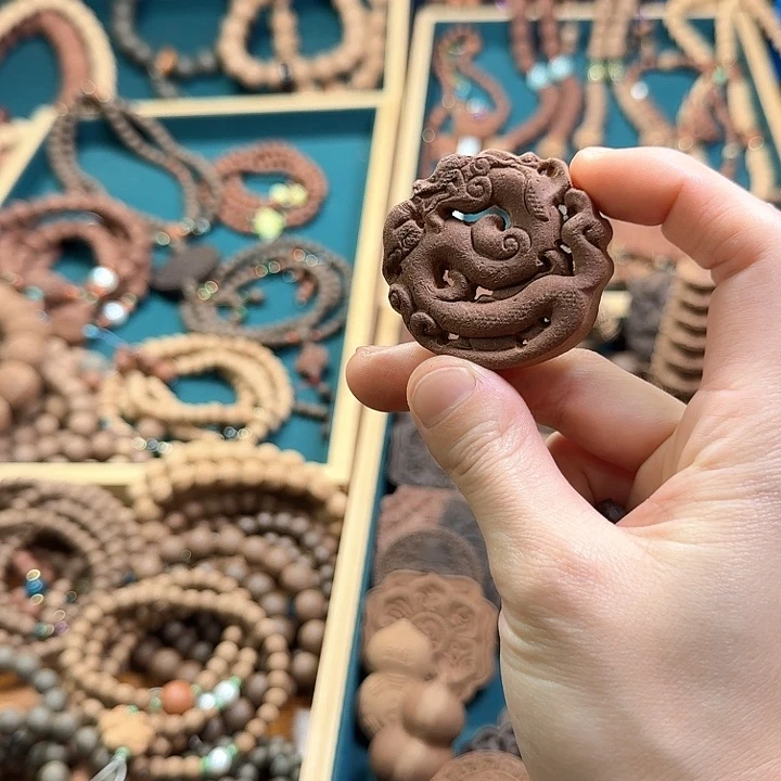 苏和香方古龙纹微瑕香牌