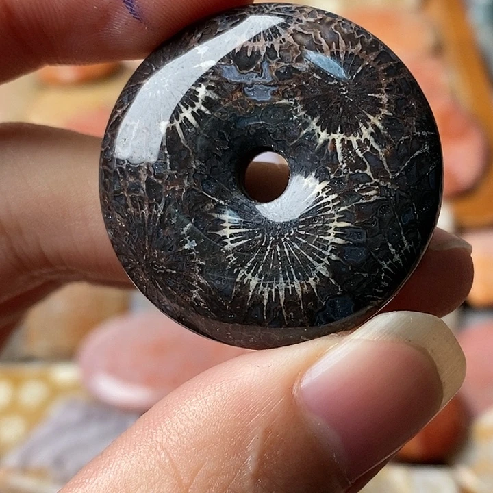 不***童硅化玉未镶嵌吊坠