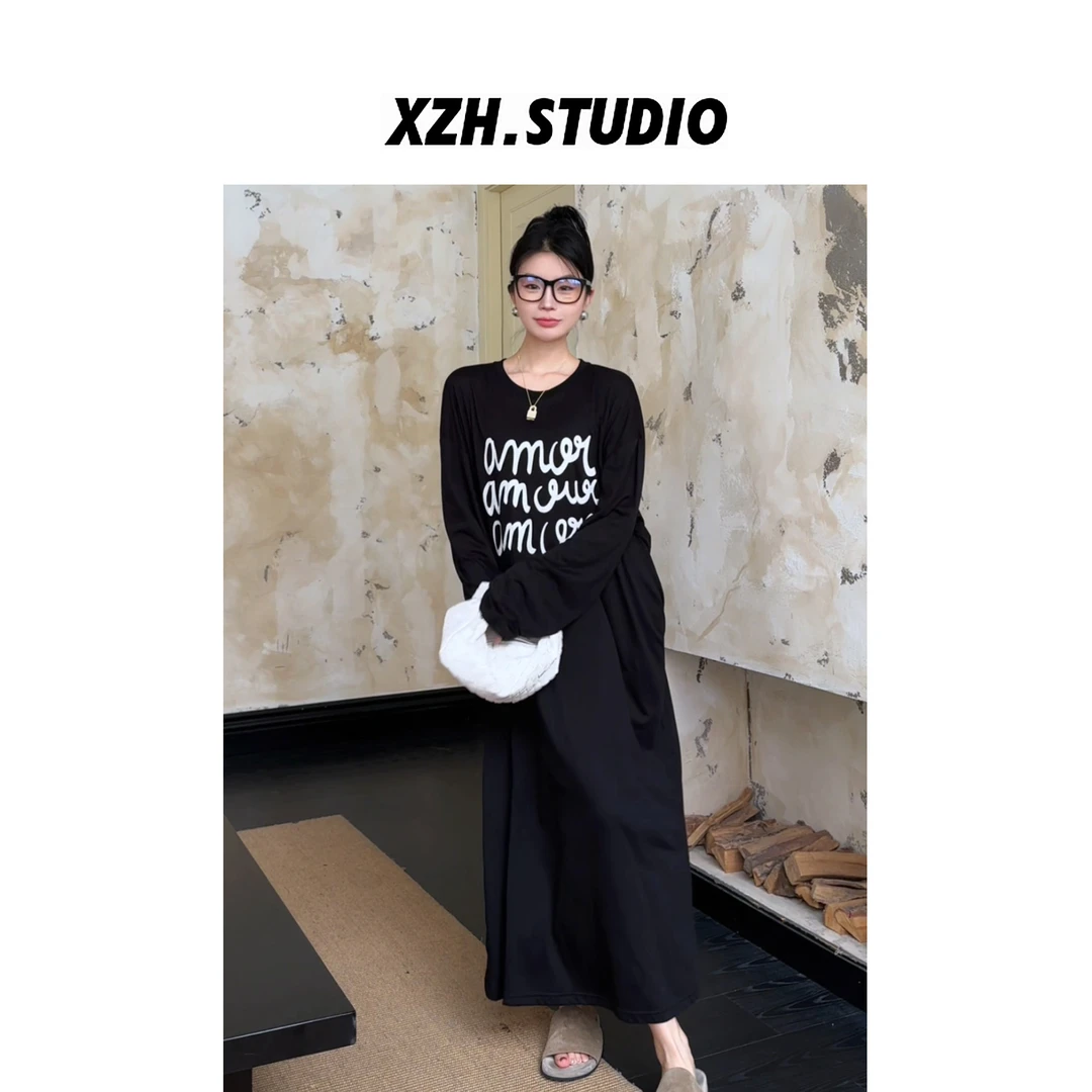 徐子涵ZIHAN 字母印花圆领长袖连衣裙宽松休闲慵懒松弛感长裙