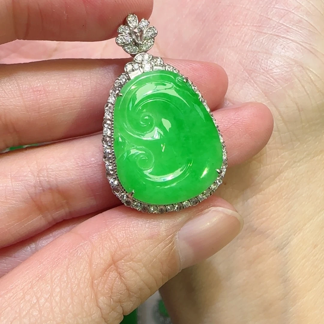 翡翠18K金镶嵌颈饰