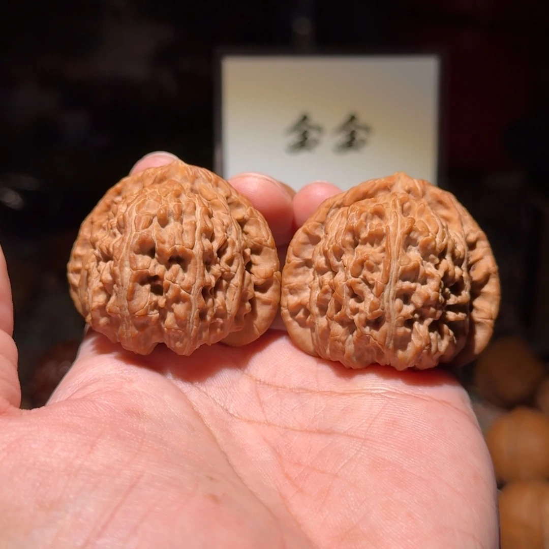 把件核桃1281三角白，尺寸45 44 38