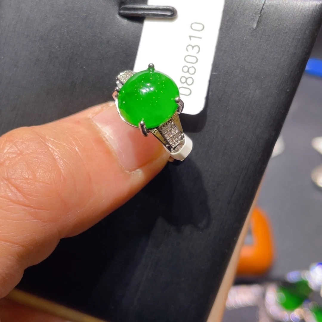 翡翠未镶嵌颈饰戒指