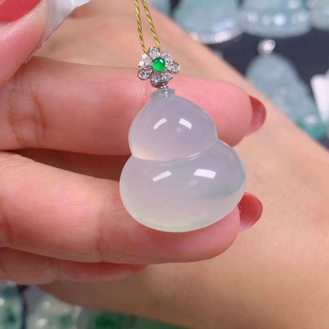颈饰18K金镶嵌翡翠葫芦