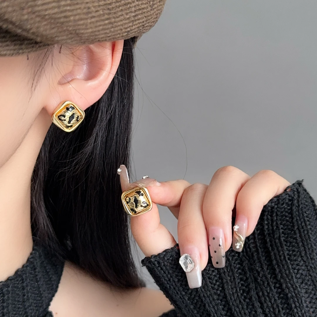 2025春夏新品耳饰 复古豹纹方形耳钉小巧简约气质耳环E1458