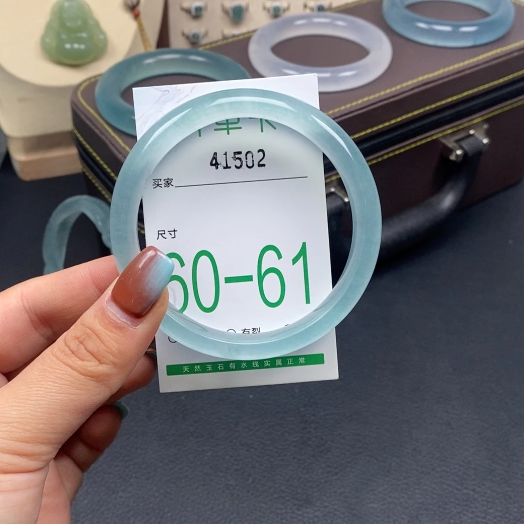 盼***包石英质玉未镶嵌手镯