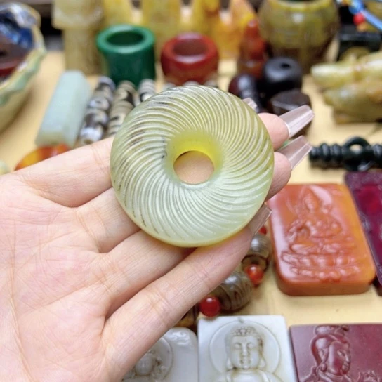 蛇纹石玉未镶嵌颈饰