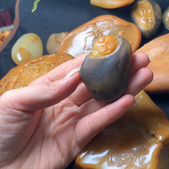 石英质玉（黄龙玉）未镶嵌颈饰