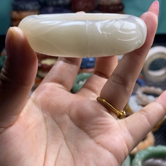未镶嵌雕花手镯石英质玉