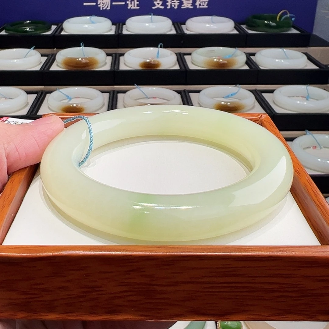 和田玉未镶嵌手镯