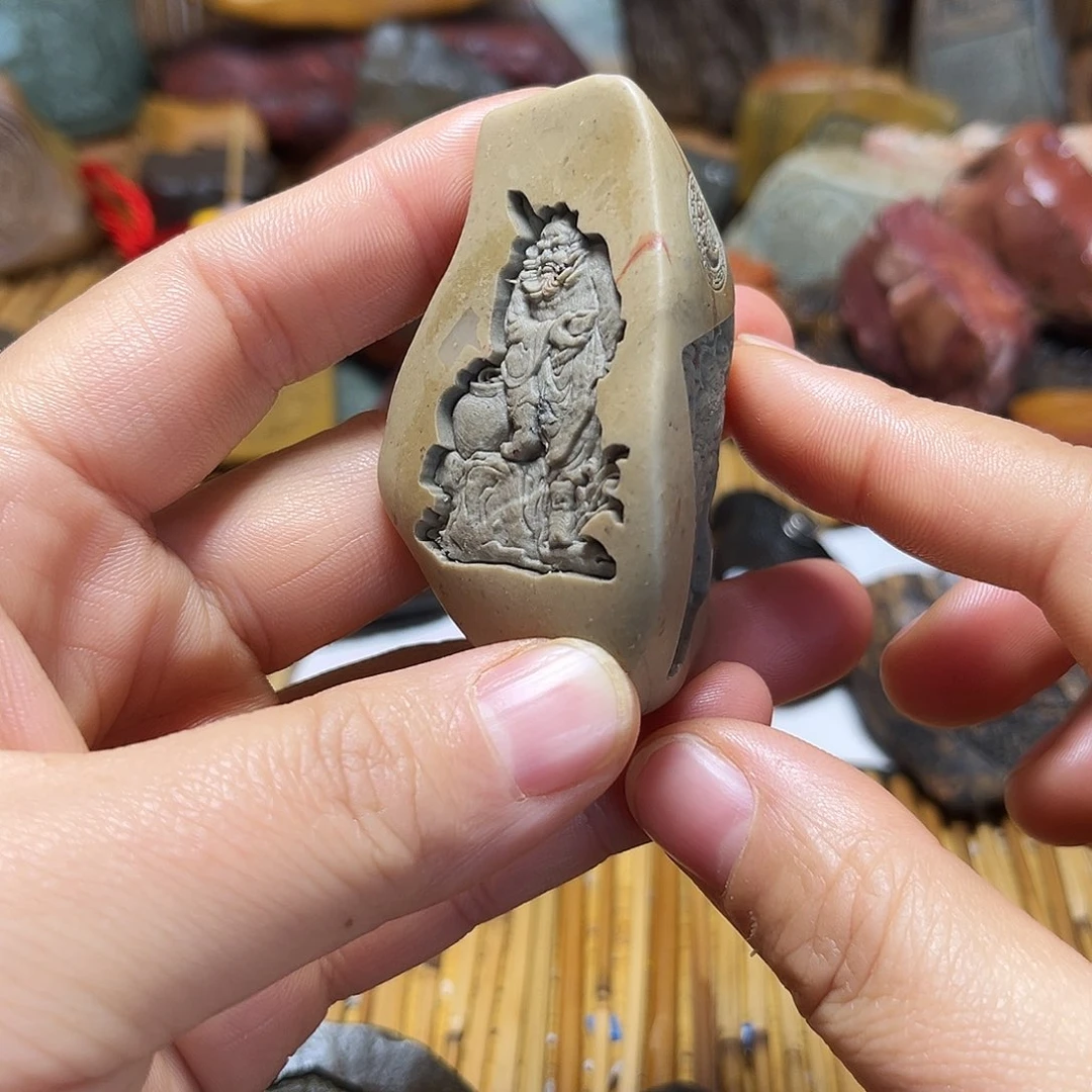 新疆原石雕刻手把件