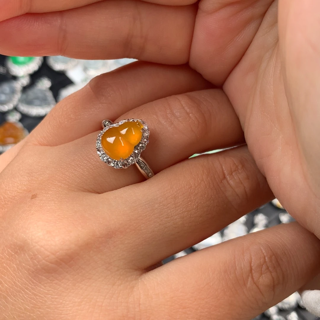 颈饰18K金镶嵌翡翠浓颜芬达黄葫芦