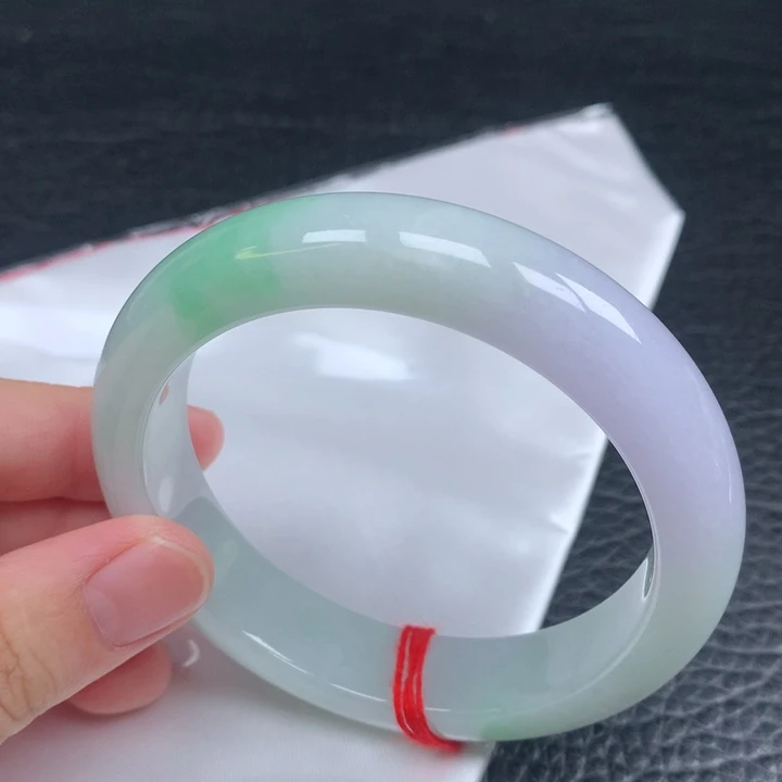 翡翠手镯未镶嵌。。