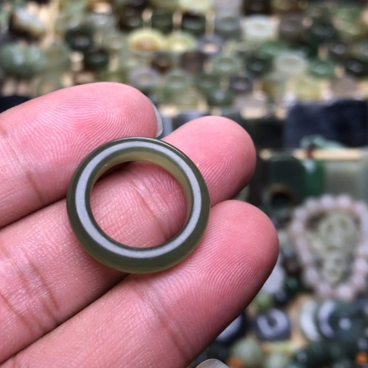 略***过和田玉未镶嵌颈饰