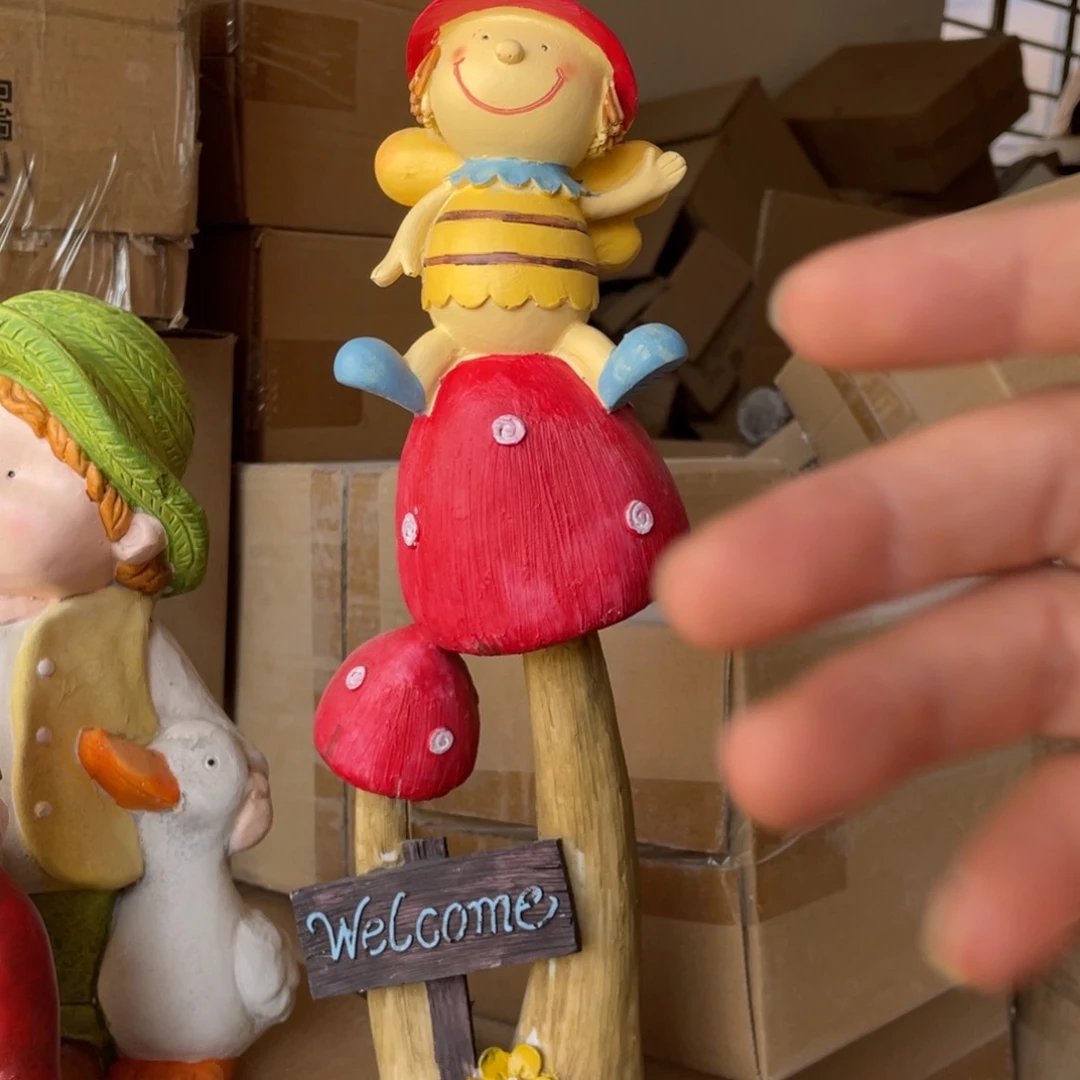 【闪购商品】树脂蜜蜂坐蘑菇摆件