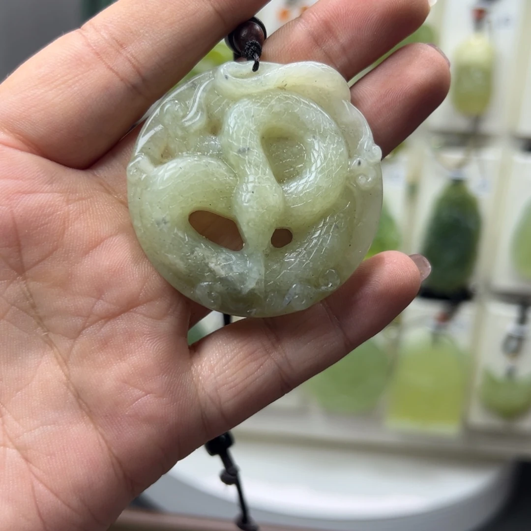 蛇纹石玉足铂镶嵌颈饰