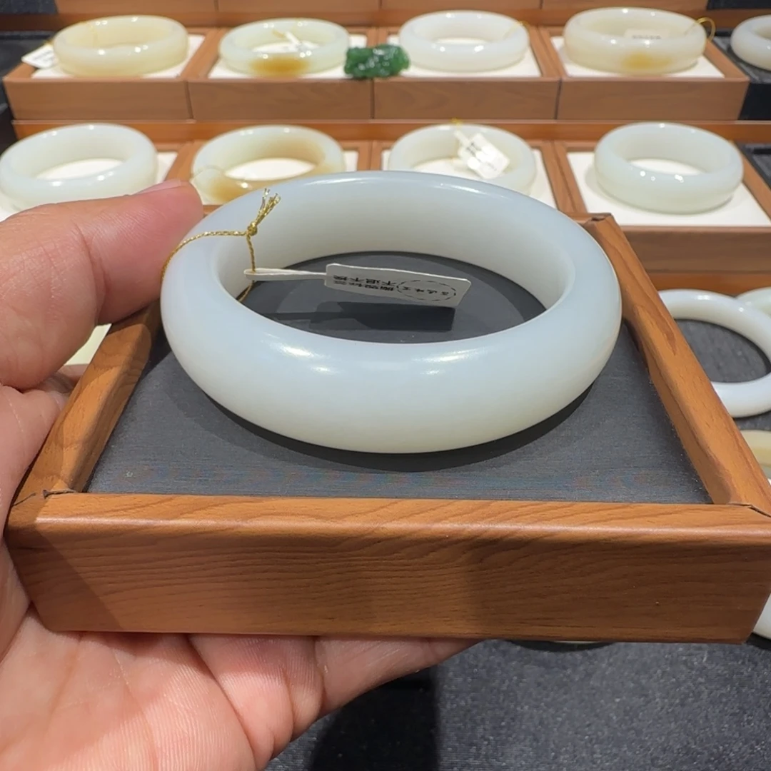 和田玉未镶嵌手镯