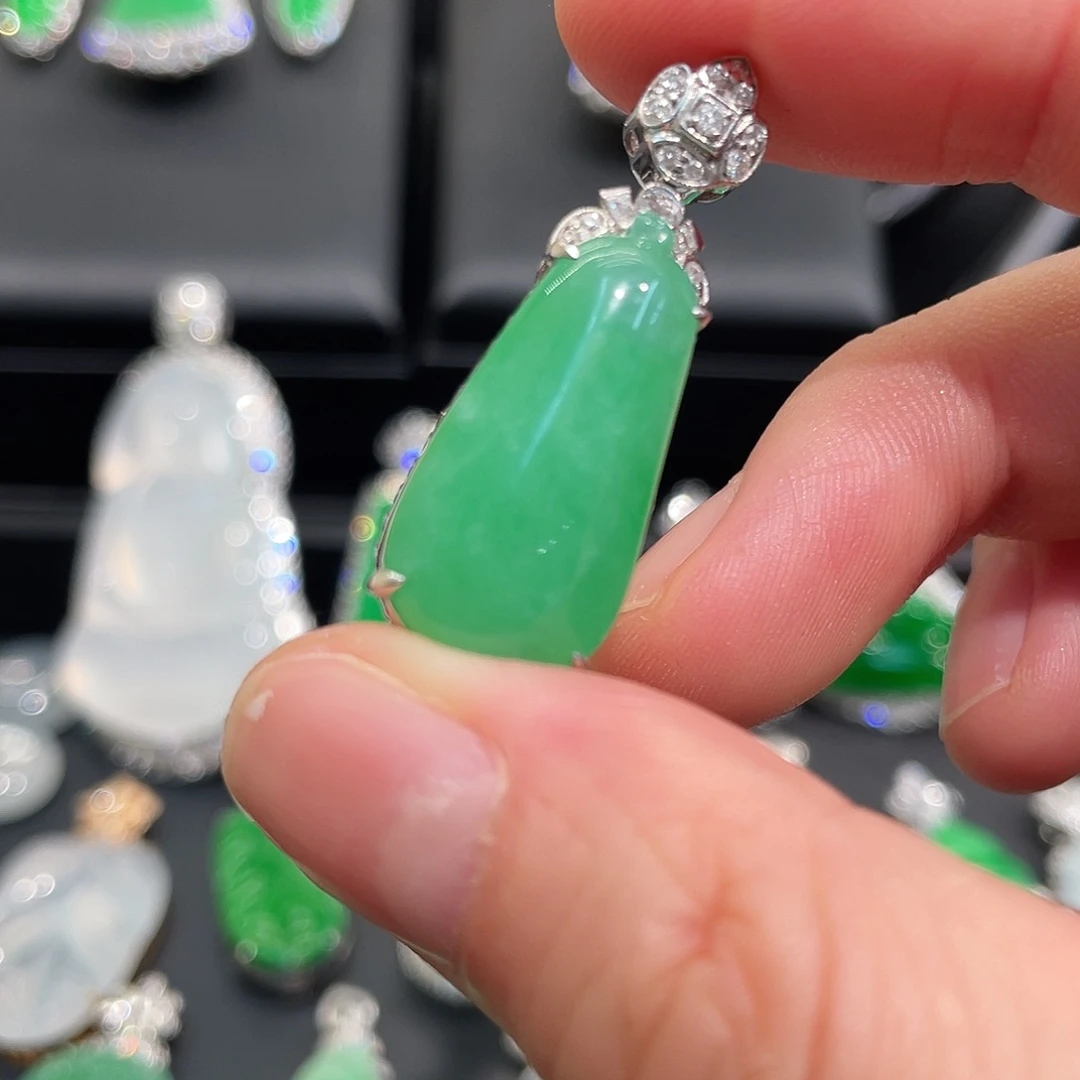 翡翠18K金镶嵌颈饰