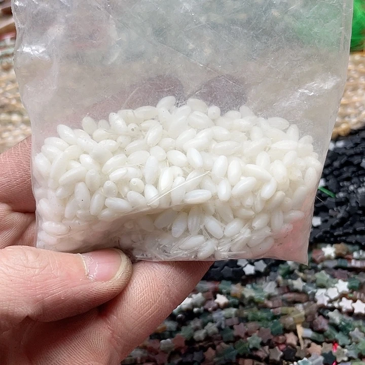 玛瑙/玉髓珠宝半成品未镶嵌一包4x8mm白贝米珠