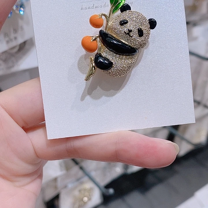 铜合金锆石小熊猫胸针