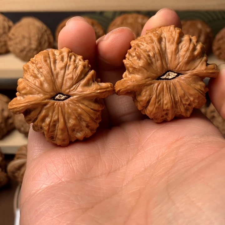 文玩核桃吊坠禧****)血麒麟