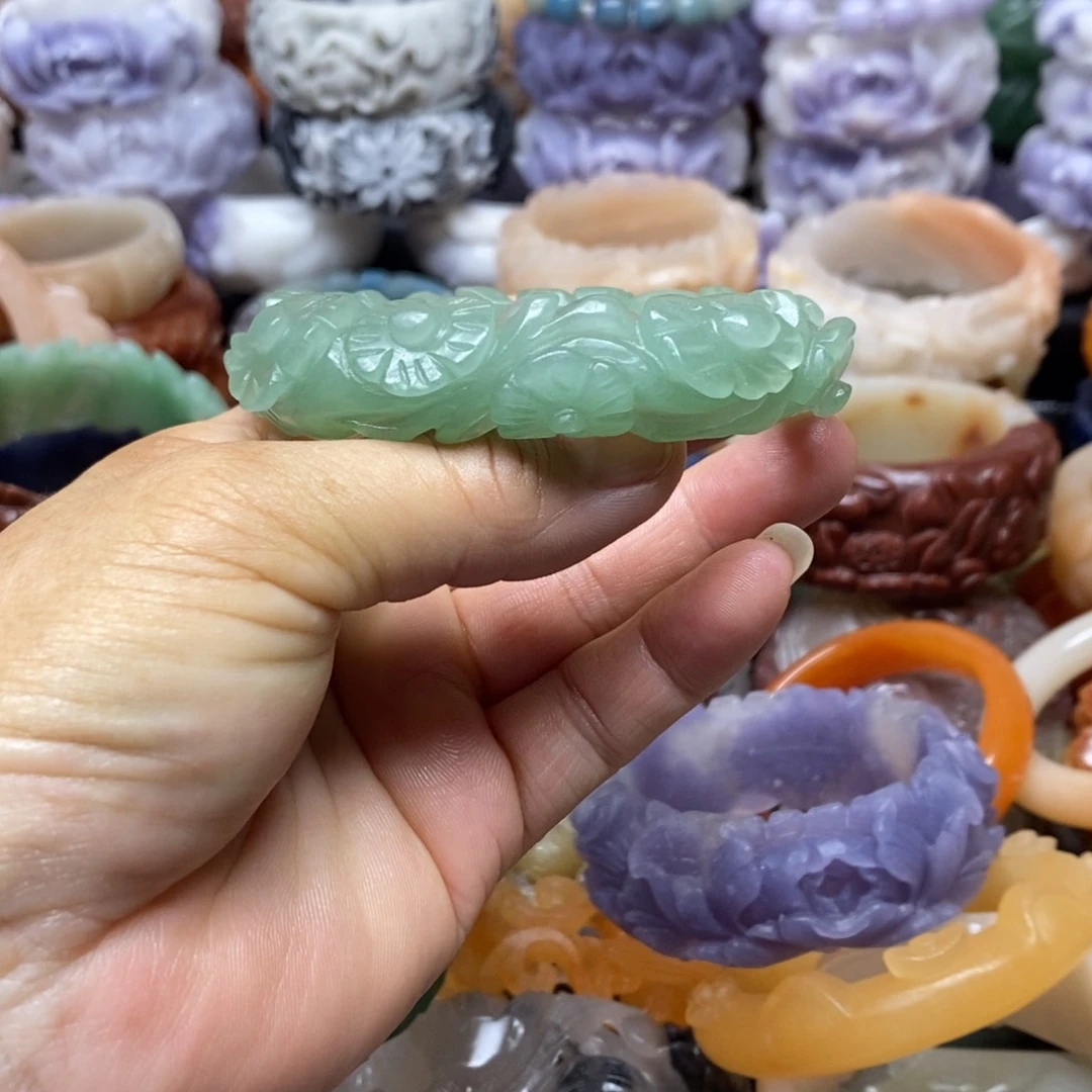 石英质玉（佘太翠）手镯未镶嵌小*白