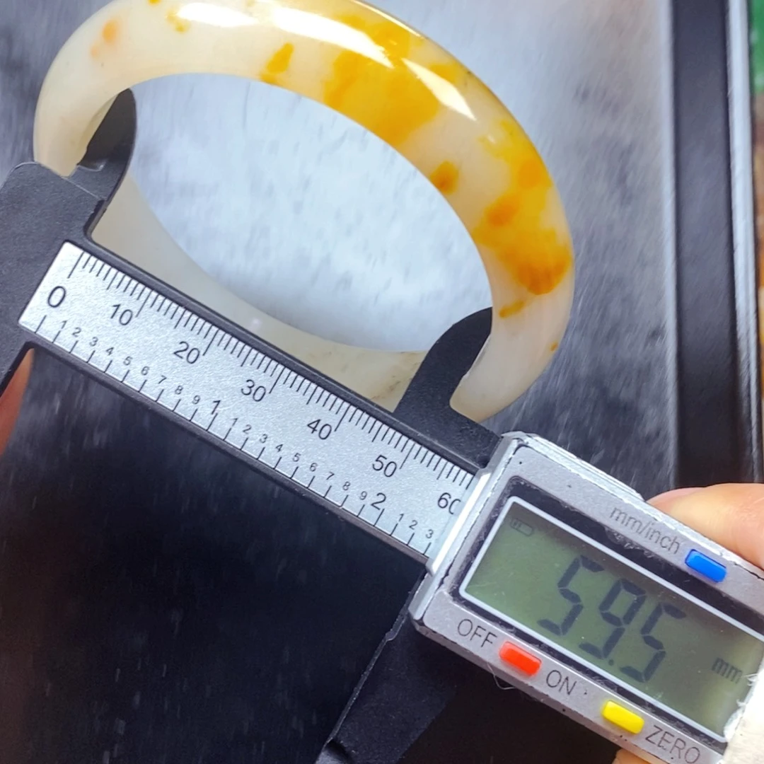 石英质玉（黄龙玉）未镶嵌颈饰