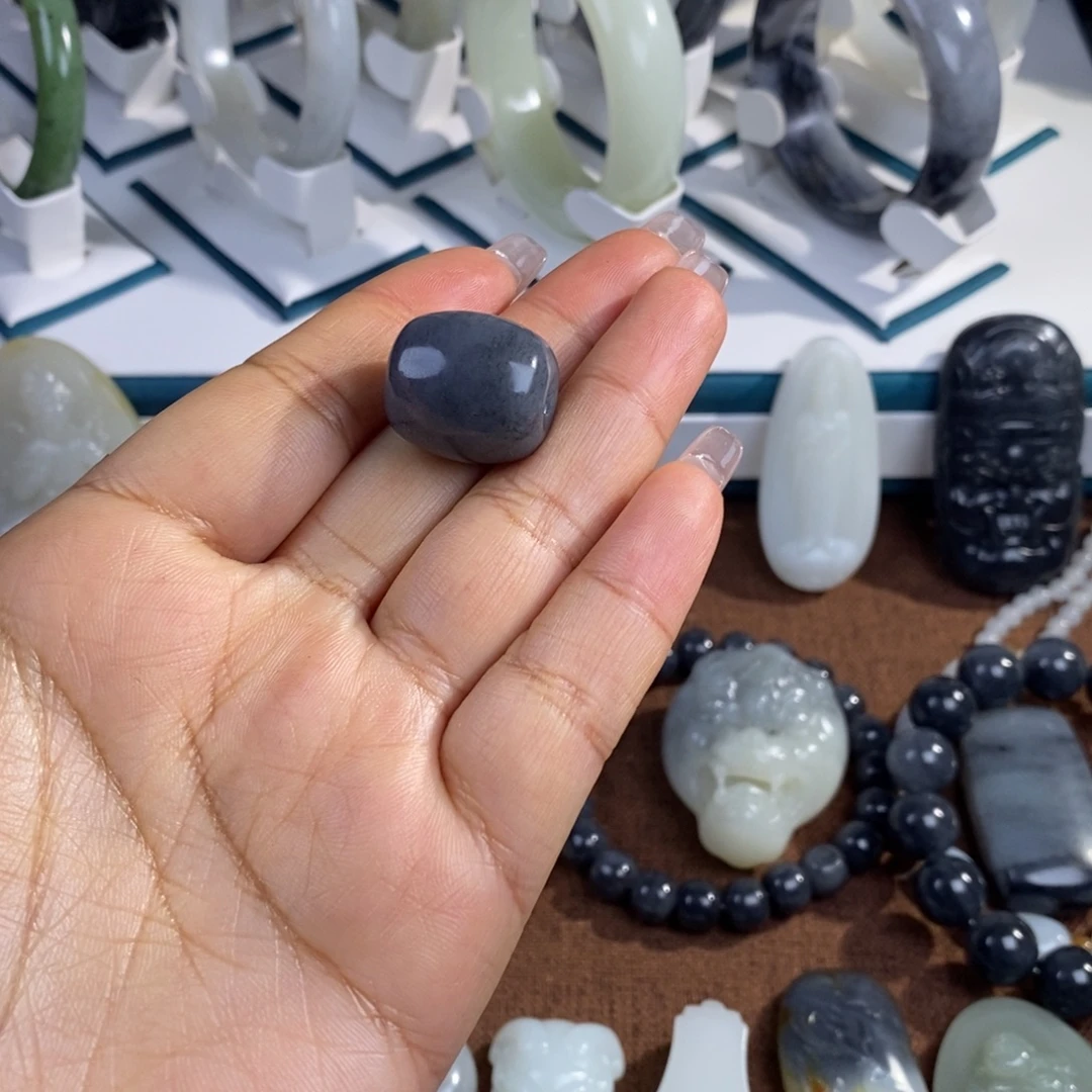 是***～和田玉未镶嵌颈饰