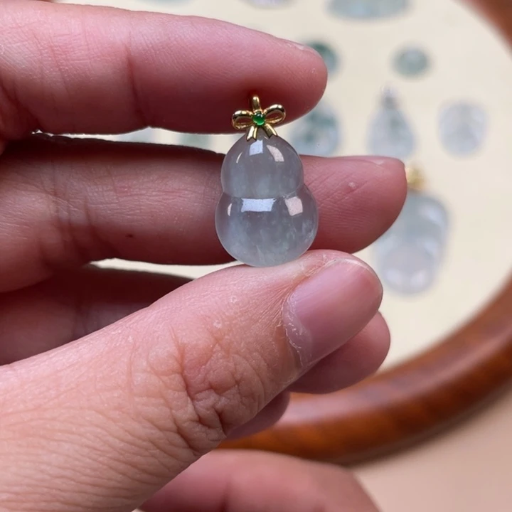 翡翠18K金镶嵌颈饰葫芦