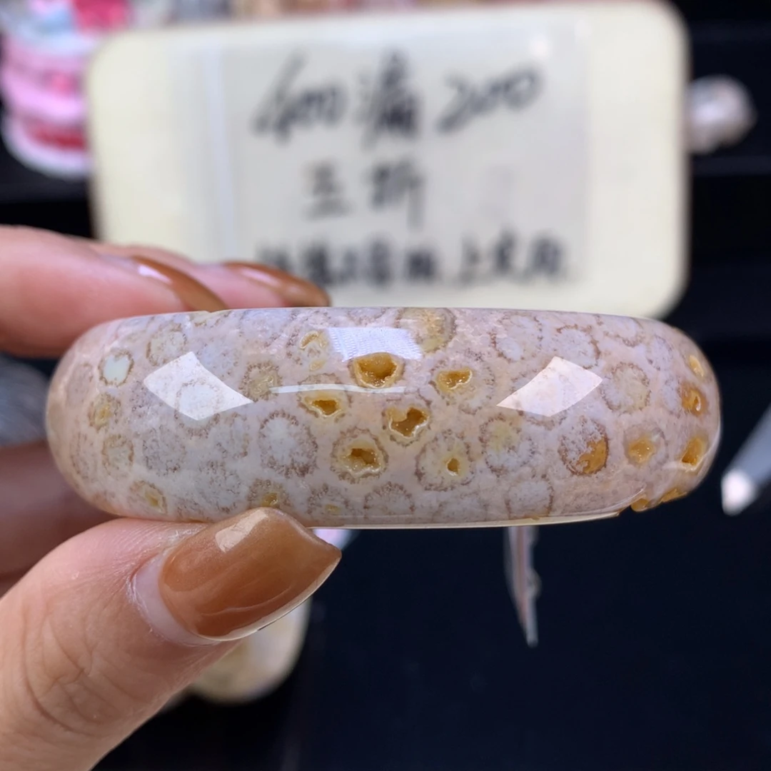 硅化珊瑚（珊瑚玉）未镶嵌颈饰五折精美手镯54.8口（37号）