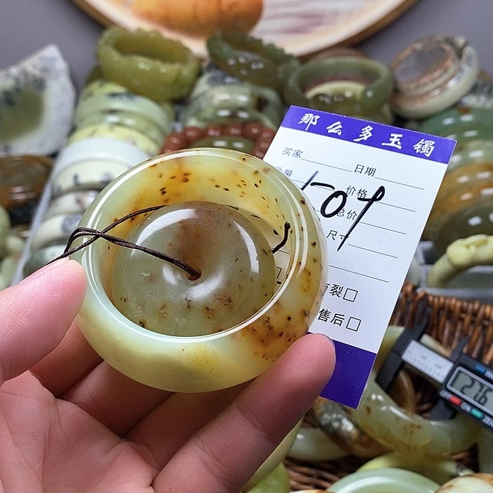 未镶嵌蛇纹石玉手镯依*?