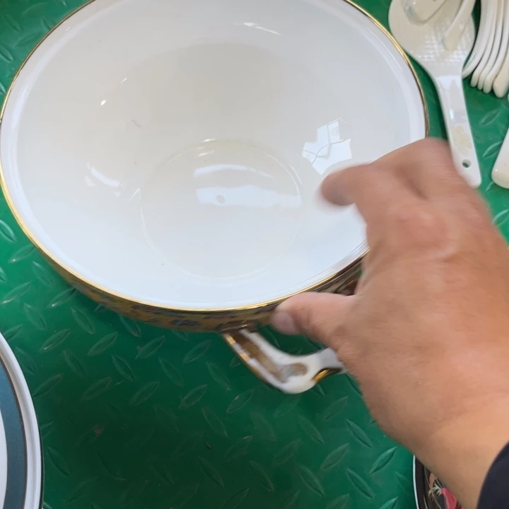 骨瓷瑕疵汤锅一个