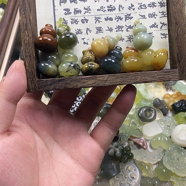 咪***哞蛇纹石玉未镶嵌颈饰