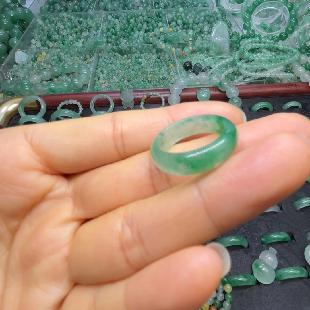 石英质玉（非洲翠）未镶嵌散珠绿冰戒指