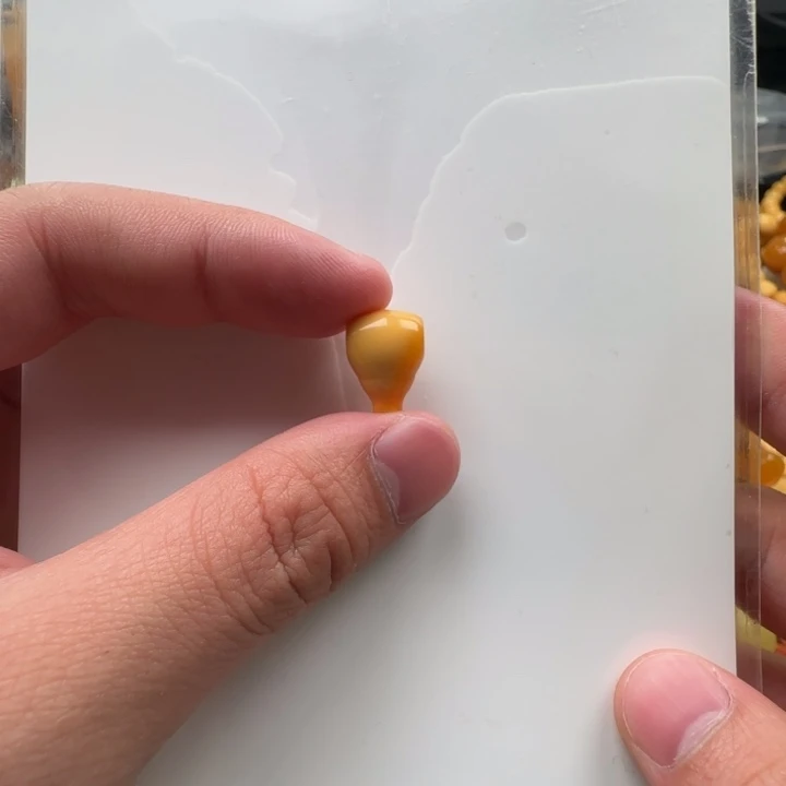 抖***员石英质玉（缅黄）未镶嵌颈饰