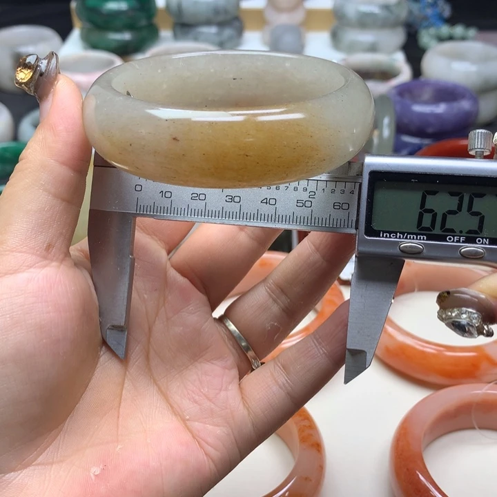 未镶嵌手镯石英质玉