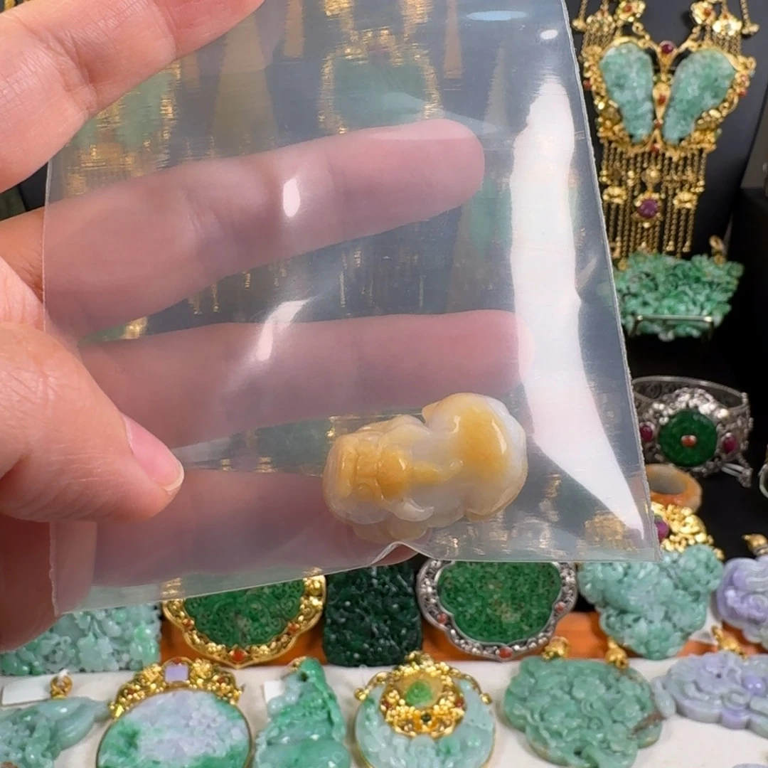 8***C翡翠未镶嵌颈饰炸价