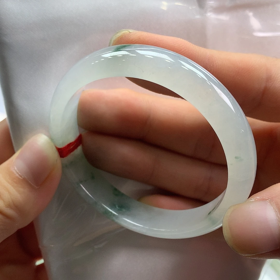 翡翠手镯未镶嵌翡翠